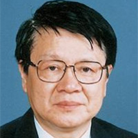 1939年1月29日出生于上海，籍贯江苏省无锡，激光与非线性光学专家，中国科学院院士，天津大学教授，激光与电子研究所所长，天津大学精密仪器与光电子工程学院名誉院长 。